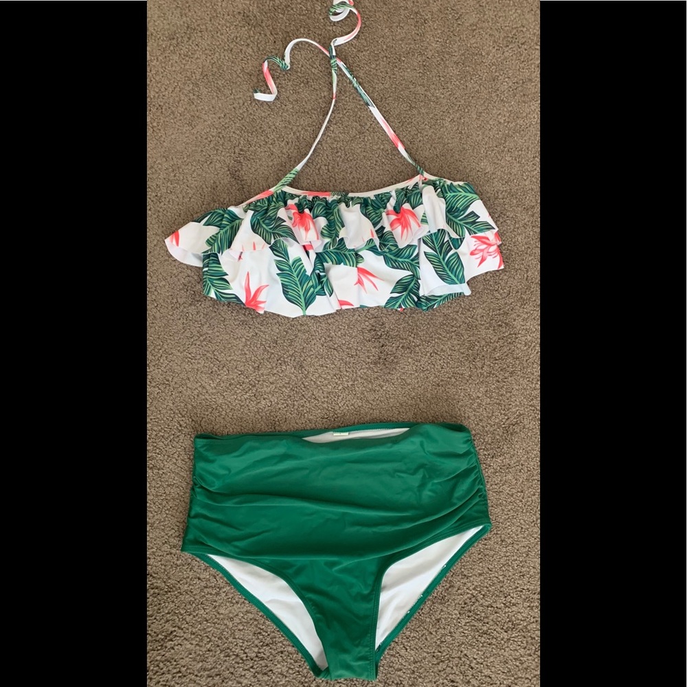 Swim suit. High waisted.